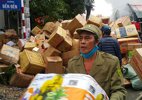 Người dân khẩn trương di dời tài sản. Ảnh:&nbsp;Nguyễn Hải