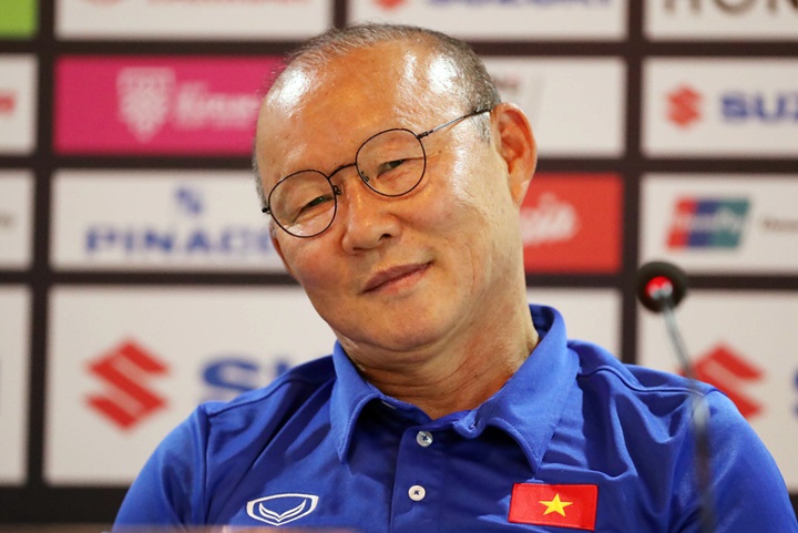 HLV Park Hang-seo trong buổi họp báo trước trận gặp Myanmar ở vòng bảng AFF Cup 2018. Ảnh: Đức Đồng.