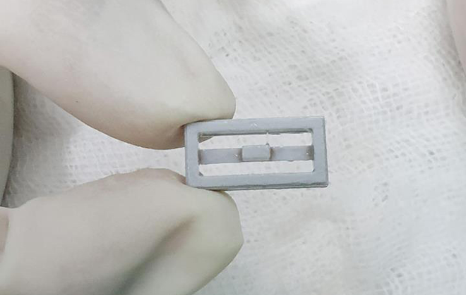 Bé trai ho sặc tím tái do nuốt đồ chơi xếp hình