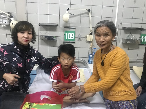 Bé trai hoại tử ngón tay do bị rắn hổ mang cắn