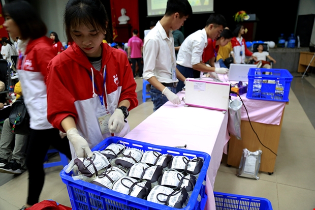 Trong buổi sáng ngày thứ hai của chương trình, ban tổ chức đã tiếp nhận được 726 đơn vị máu. Ảnh: C.T