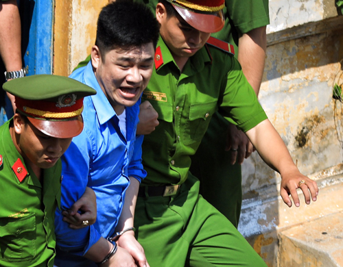 Tài gọi người thân sau khi lĩnh án tử hình. Ảnh: Hữu Khoa.