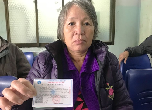 Nơi khám chữa bệnh trong thẻ BHYT là Bệnh viện Đa khoa TP Quảng Ngãi, nhưng người dân sẽ phải đi nơi khác. Ảnh: Phạm Linh.