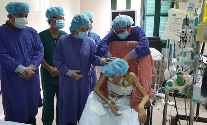 Bộ trưởng thăm bệnh nh&acirc;n được gh&eacute;p phổi của anh Qu&yacute; tại Bệnh viện Việt Đức.&nbsp;Ảnh: Tuấn Dũng.
