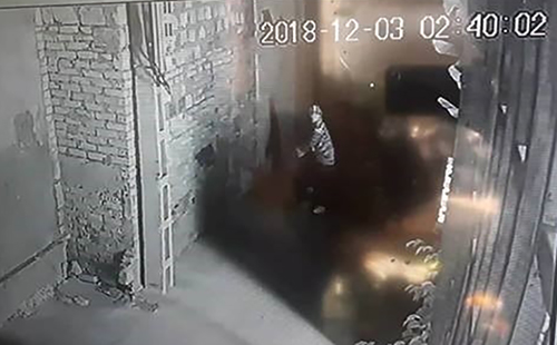 Một trong số kẻ côn đồ đang có hành động đe doạ gia đình ông Bình. Ảnh cắt từ clip.