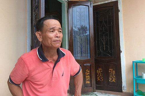 Ông Nguyễn Văn Sơn kể về thời kỳ tìm bom bằng kinh nghiệm để mưu sinh. Ảnh: Hoàng Táo