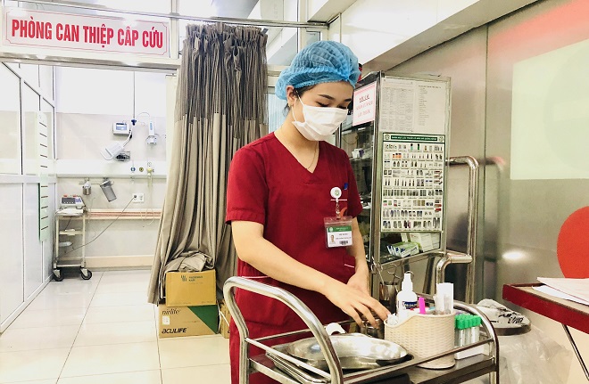 Chị Thủy đang kiểm tra thuốc để ti&ecirc;m cho người bệnh. Ảnh: Th&ugrave;y An