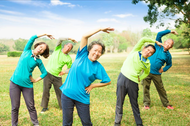 Người cao tuổi cần lưu tâm phòng tránh nhiễm lạnh đột ngột khi tập thể dục buổi sáng.