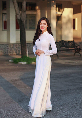 Cựu hoa khôi Đại học Vinh Thùy Phương từng khiến trung vệ Ngọc Hải say nắng. Ảnh: FBNV