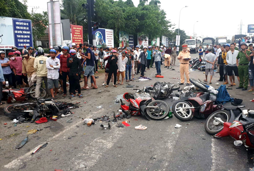 Các xe máy nằm la liệt. Ảnh:&nbsp;Hoàng Nam.